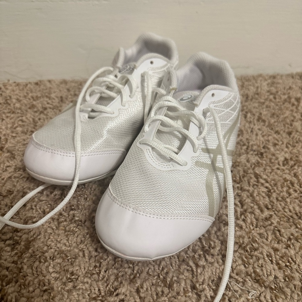 Girl’s ASICS Ultralyte Cheer shoe